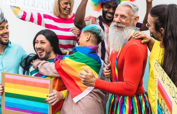 快乐的多种族人庆祝同性恋自豪活动 — 一群不同年龄和种族的朋友在 LGBT 活动中玩得开心 库存照片、免版税照片和图片