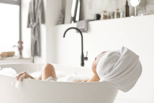 Japanese Tucking Method 5 Young Attractive Woman Relaxing In Bathtub Bath Stock Pictures, Royalty-Free Photos &Amp; Images